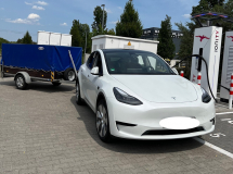 Tesla mit Hänger an Ionity 1