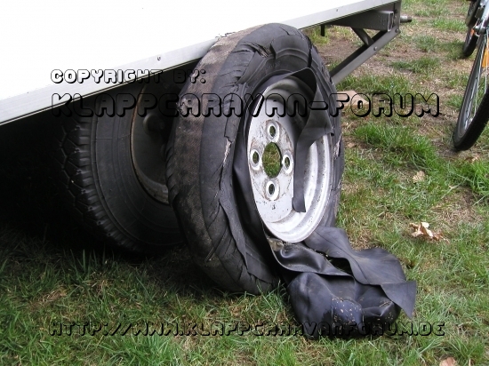 Dieser geplatze Reifen sorgte für viel Arbeit am Rapido des Bruders von Hewau