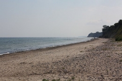 Kiesstrand im Süden bei Hjelm Bugt