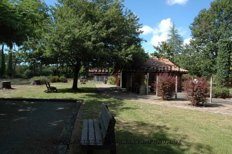 Aire Naturelle Le Cigales - Aquitaine - Sanitärgebäude und Grillplatz