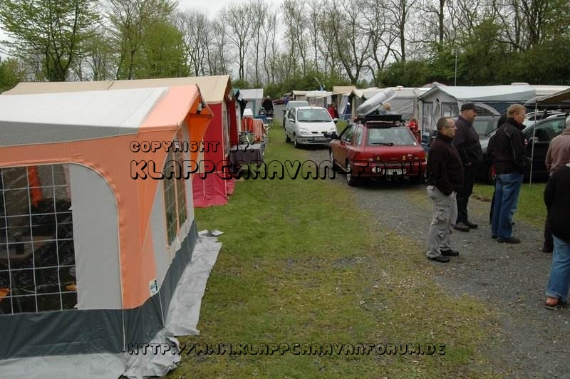 Chrigel baut auf - alle stehen mit den Händen in den Taschen drum herum