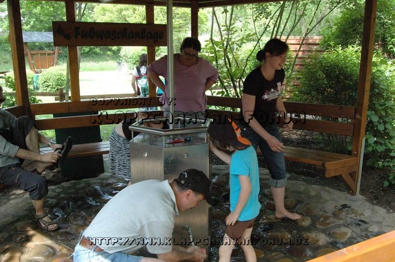 Nahe am Sommer 2010 - Barfusspfad Bad Sobernheim - Fuesse waschen