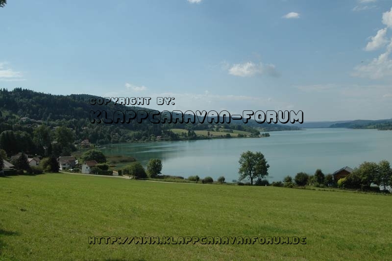 Camping Municipal St.-Point-Lac - Blick vom Nordende auf das Südufer des Sees