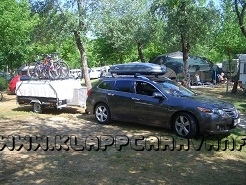 Honda Accord mit Raclet Safari hinten dran.