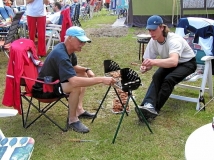 hepesteenwijk und Johann beim Saté-Grillen